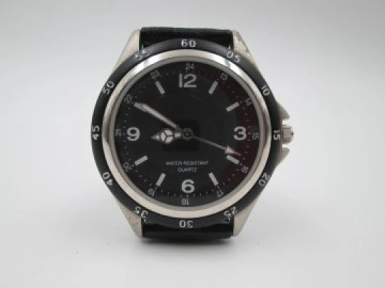 Men's sport watch. Metal and steel. Black bezel. Quartz. Japan. 2000's