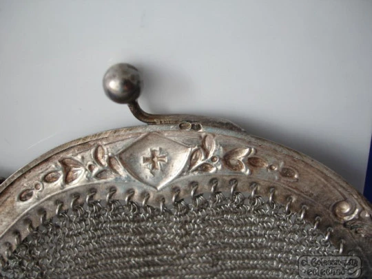 Mesh 800 silver bag. Ornate frame. Chain. 1910. France. Crosss