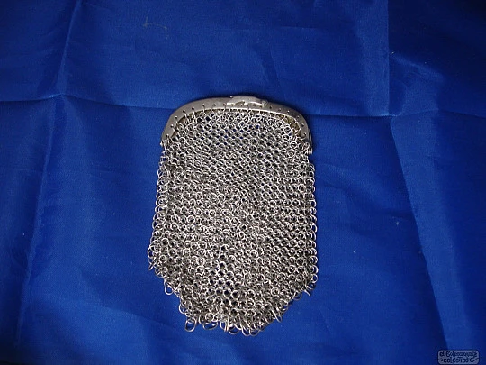 Mesh 800 silver purse. Curve frame. 1900. Push tab clasp. France