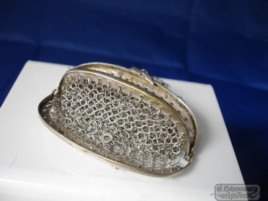 Mesh 800 silver purse. Curve frame. 1900. Push tab clasp. France