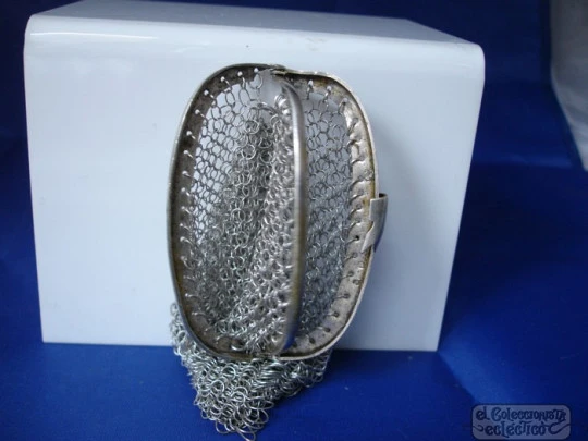 Mesh 800 silver purse. Curve frame. 1900. Push tab clasp. France