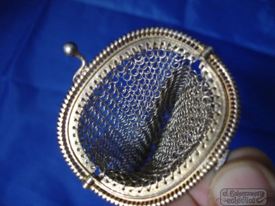 Mesh 800 vermeil silver purse. 1920 Curve frame. Balls clasp. France