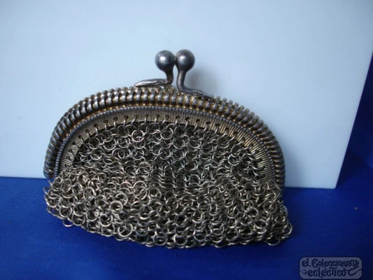 Mesh 800 vermeil silver purse. 1920 Curve frame. Balls clasp. France