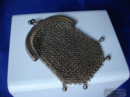 Mesh 800 vermeil silver purse. 1920 Curve frame. Balls clasp. France