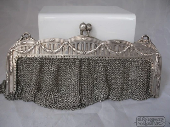 Mesh bag. Silver 800 thousands. Garlands. France. Circa: 1910-20