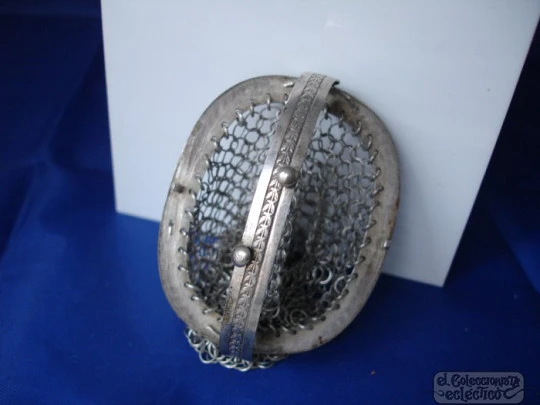 Mesh silver purse. Curve ornate frame. 1920. Push button clasp