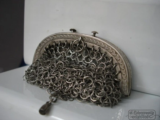 Mesh silver purse. Curve ornate frame. 1920. Push button clasp