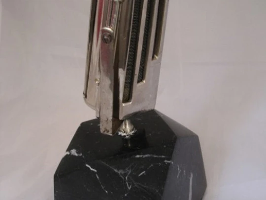 Micrófono. Estilo Art Decó. Años 40. Metal cromado. Base mármol negro