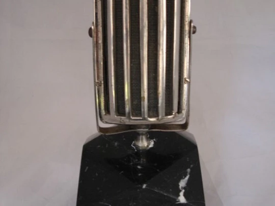 Micrófono. Estilo Art Decó. Años 40. Metal cromado. Base mármol negro