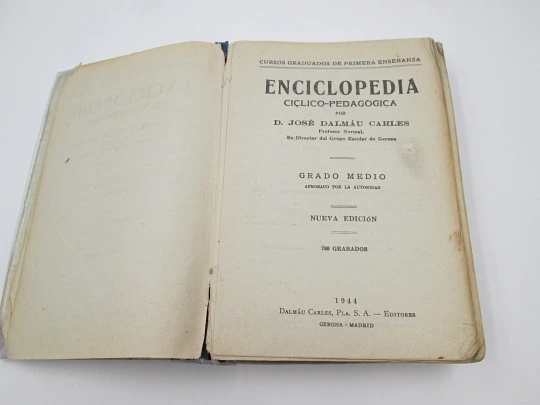 Middle Grade Encyclopedia. Dalmáu Carles publisher. Hard covers. 700 engravings. 1944