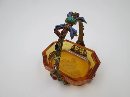 Miniatura cesta. Cristal tallado, esmalte y gemas color. Francia. 1940