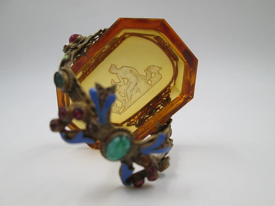Miniatura cesta. Cristal tallado, esmalte y gemas color. Francia. 1940