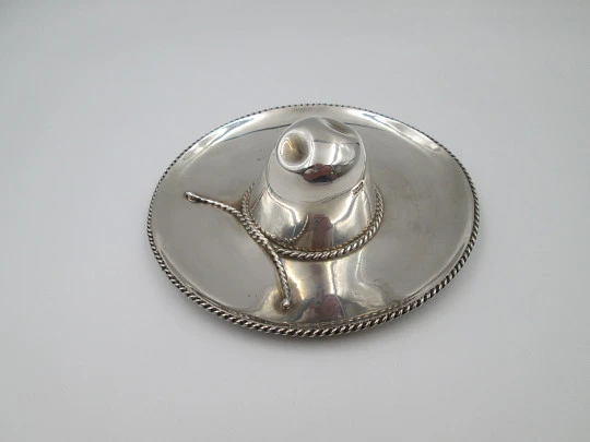 Miniatura de sombrero mariachi. Plata de ley 925. Cerco y cintas decorativas. 1980. México Miniatura de sombrero mariachi. Plata de ley 925. Cerco y cintas decorativas. 1980. México