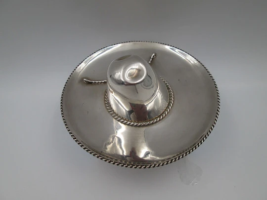 Miniatura de sombrero mariachi. Plata de ley 925. Cerco y cintas decorativas. 1980. México Miniatura de sombrero mariachi. Plata de ley 925. Cerco y cintas decorativas. 1980. México
