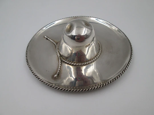 Miniatura de sombrero mariachi. Plata de ley 925. Cerco y cintas decorativas. 1980. México Miniatura de sombrero mariachi. Plata de ley 925. Cerco y cintas decorativas. 1980. México