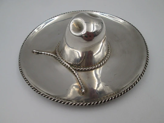 Miniatura de sombrero mariachi. Plata de ley 925. Cerco y cintas decorativas. 1980. México Miniatura de sombrero mariachi. Plata de ley 925. Cerco y cintas decorativas. 1980. México