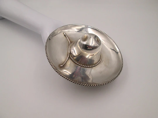 Miniatura de sombrero mariachi. Plata de ley 925. Cerco y cintas decorativas. 1980. México Miniatura de sombrero mariachi. Plata de ley 925. Cerco y cintas decorativas. 1980. México
