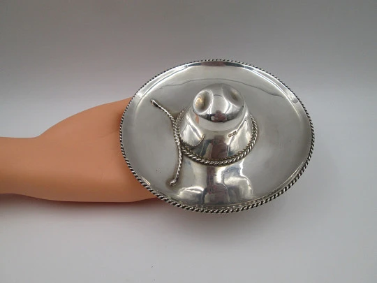 Miniatura de sombrero mariachi. Plata de ley 925. Cerco y cintas decorativas. 1980. México Miniatura de sombrero mariachi. Plata de ley 925. Cerco y cintas decorativas. 1980. México