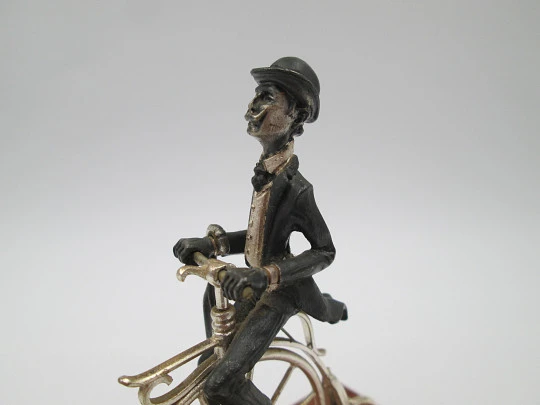 Miniatura escultura plata de ley bitono. Caballero con bastón en biciclo. 1980