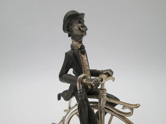 Miniatura escultura plata de ley bitono. Caballero con bastón en biciclo. 1980