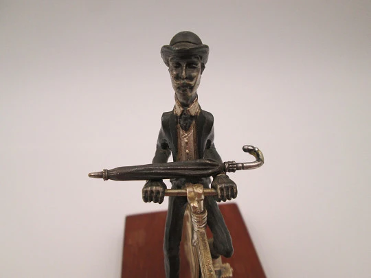 Miniatura escultura plata de ley bitono. Caballero con bastón en biciclo. 1980