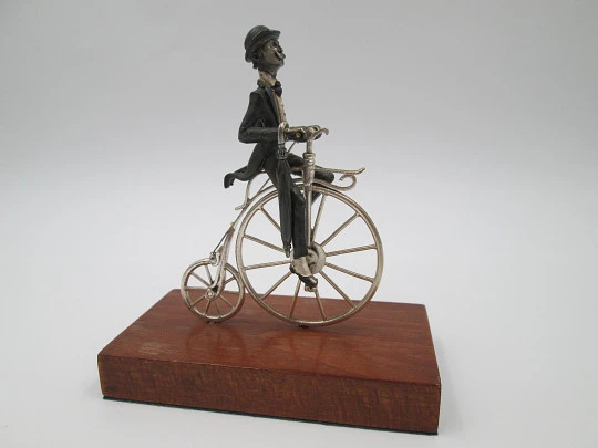 Miniatura escultura plata de ley bitono. Caballero con bastón en biciclo. 1980