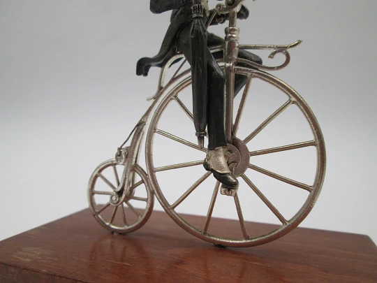Miniatura escultura plata de ley bitono. Caballero con bastón en biciclo. 1980