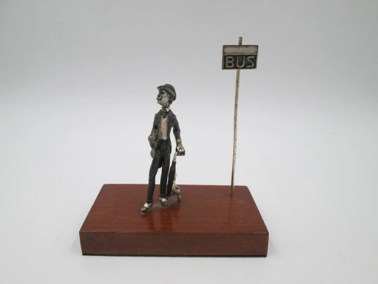 Miniatura escultura plata de ley bitono. Caballero con perro en parada bus. 1980