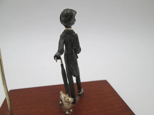 Miniatura escultura plata de ley bitono. Caballero con perro en parada bus. 1980