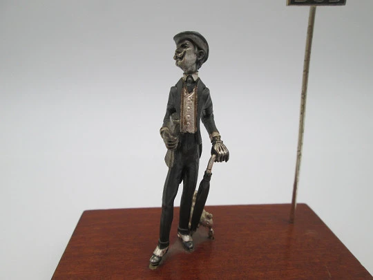 Miniatura escultura plata de ley bitono. Caballero con perro en parada bus. 1980