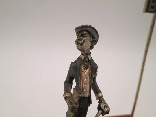 Miniatura escultura plata de ley bitono. Caballero con perro en parada bus. 1980