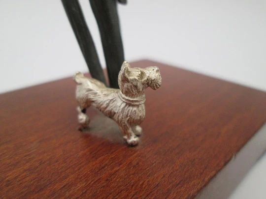 Miniatura escultura plata de ley bitono. Caballero con perro en parada bus. 1980