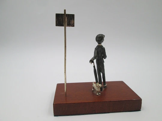 Miniatura escultura plata de ley bitono. Caballero con perro en parada bus. 1980