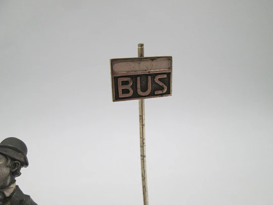 Miniatura escultura plata de ley bitono. Caballero con perro en parada bus. 1980