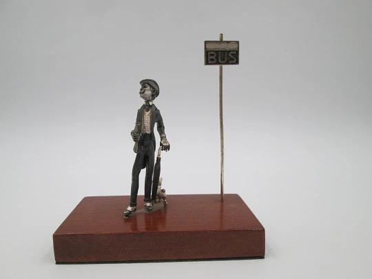 Miniatura escultura plata de ley bitono. Caballero con perro en parada bus. 1980