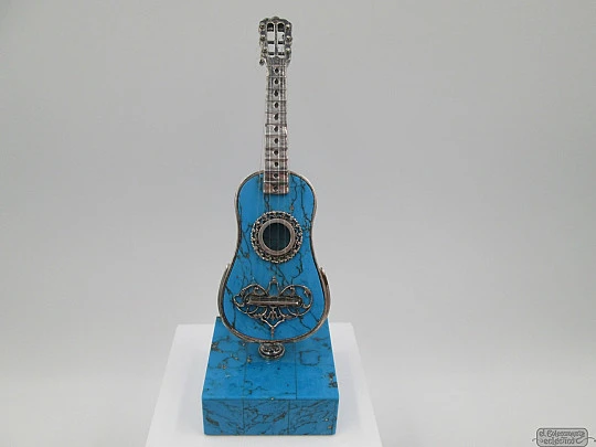 Miniatura guitarra con peana. Plata ley y resina mármol. 1980