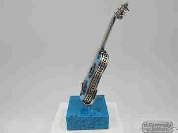 Miniatura guitarra con peana. Plata ley y resina mármol. 1980