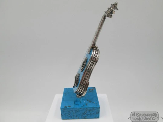 Miniatura guitarra con peana. Plata ley y resina mármol. 1980