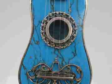 Miniatura guitarra con peana. Plata ley y resina mármol. 1980