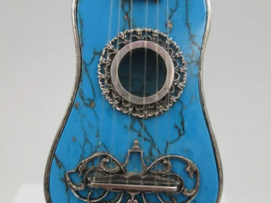 Miniatura guitarra con peana. Plata ley y resina mármol. 1980