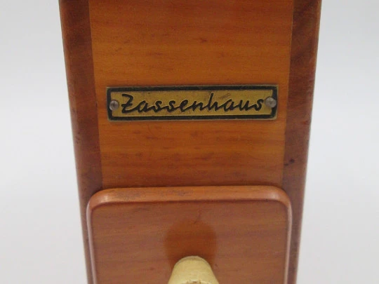 Molinillo de café Robert Zassenhaus 498 Rosel. Madera y metal plateado. Alemania. 1950