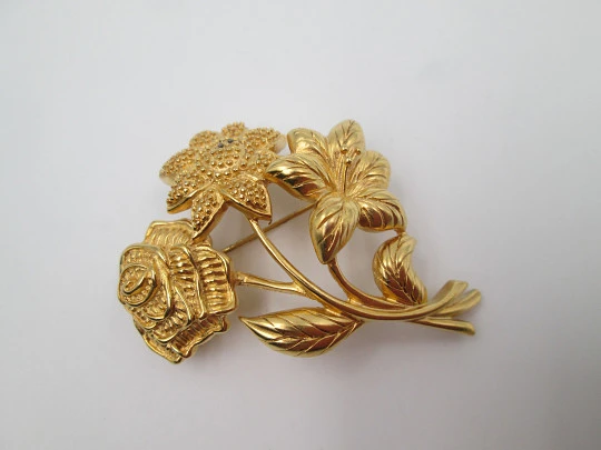 Monet women's brooch. Gold plated metal. Floral design. United States. 1960's
