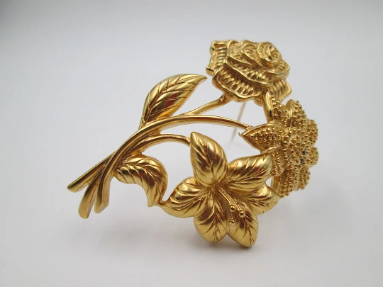 Monet women's brooch. Gold plated metal. Floral design. United States. 1960's