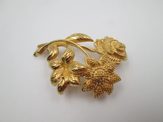 Monet women's brooch. Gold plated metal. Floral design. United States. 1960's