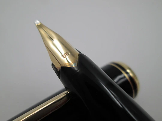 Montblanc 221. Black resin and gold plated details. 14 karat gold nib. 1970's