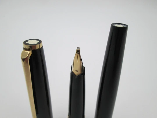 Montblanc 221. Resina negra y detalles chapados oro. Plumín 14k. Años 70