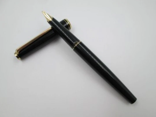 Montblanc 221. Resina negra y detalles chapados oro. Plumín 14k. Años 70