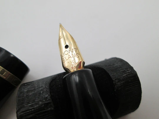 Montblanc 252. Black celluloid and gold plated details. Piston filler system. Germany. 1950's