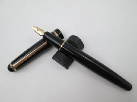 Montblanc 252. Celuloide negro y detalles chapados oro. Carga émbolo. 1950. Alemania