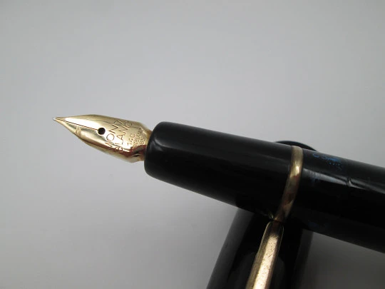 Montblanc 252. Celuloide negro y detalles chapados oro. Carga émbolo. 1950. Alemania